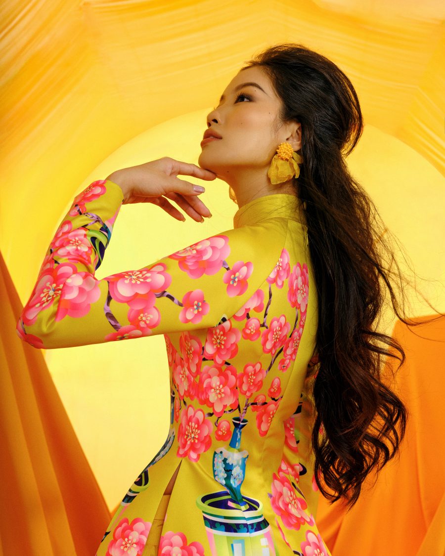 Người mẫu Lâm Bích Tuyền thả dáng thướt tha, yêu kiều trong từng thiết kế áo dài sắc màu.