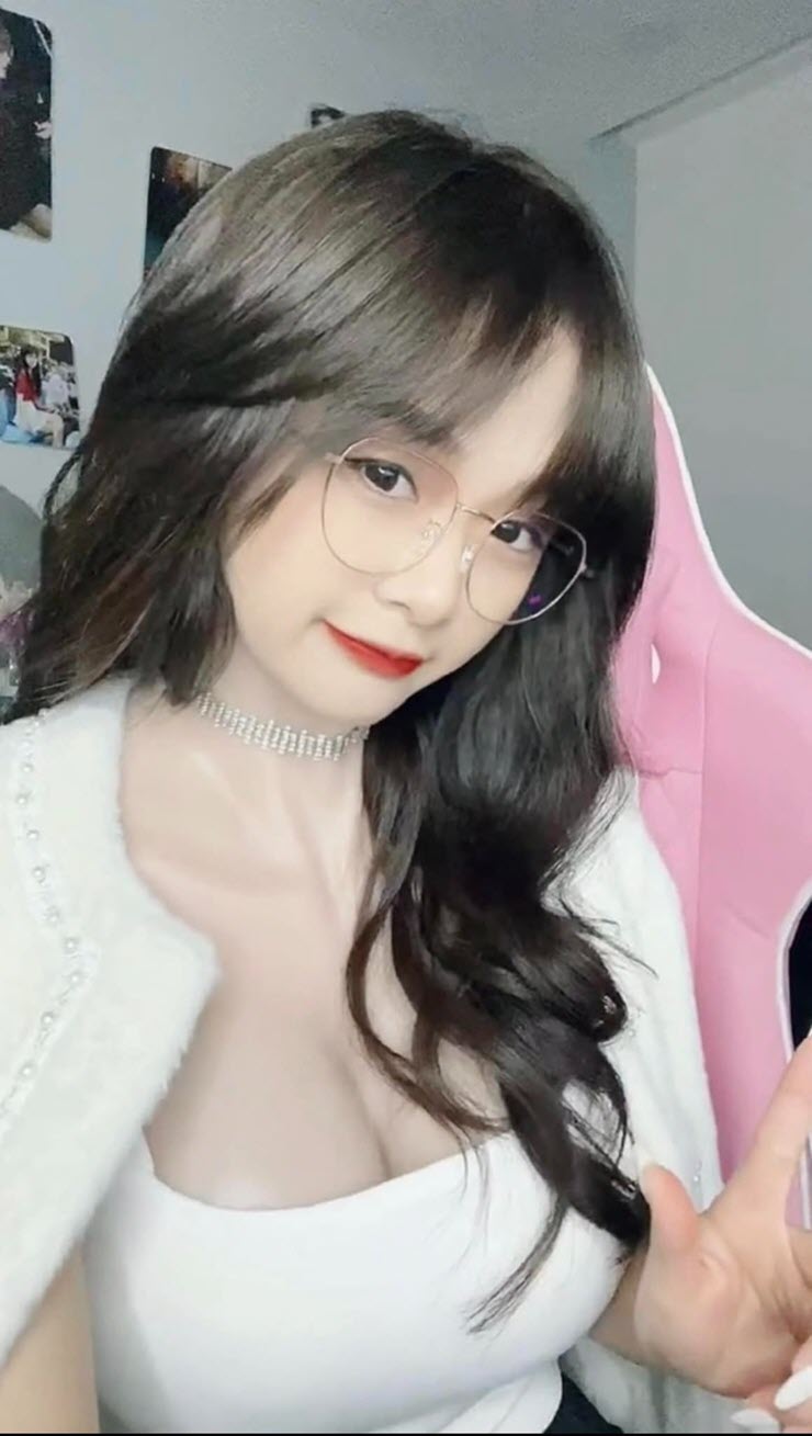 Khoe vòng một "lố lăng", Gấm Kami bị TikTok cấm live vĩnh viễn - 3