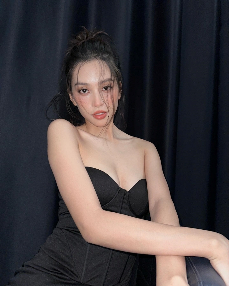 Tiểu Vy sinh năm 2000, đăng quang Hoa hậu Việt Nam 2018 khi mới 18 tuổi và được yêu mến bởi vẻ đẹp trong veo, đường nét hài hòa, thanh tú.
