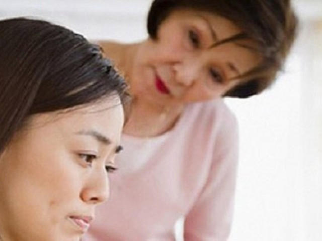 Bạn trẻ - Cuộc sống - Nắm được bí mật của mẹ chồng, con dâu khổ sở vì được bà cưng chiều quá mức