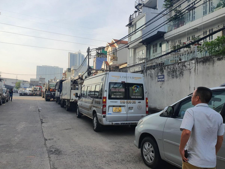 Hàng dài xe đến kiểm định từ sáng sớm. Ảnh: THY NHUNG