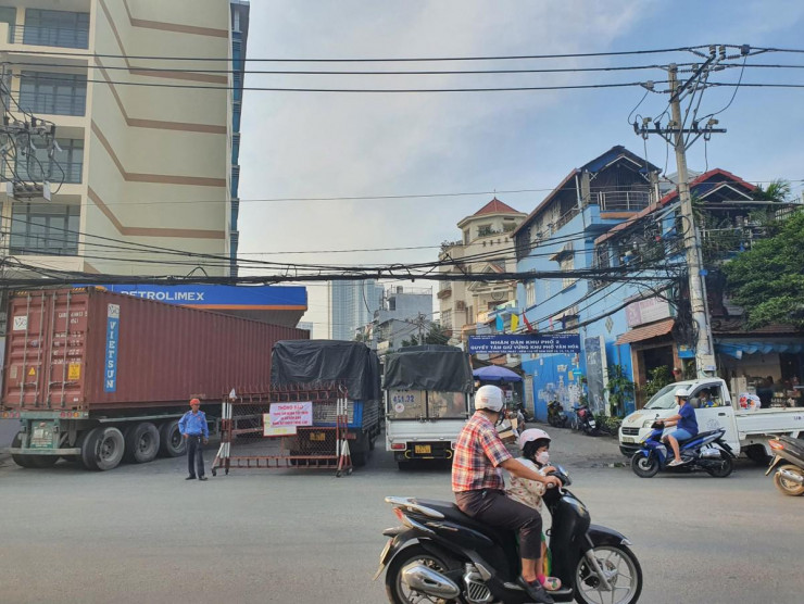 Số lượng xe đến kiểm định quá đông nên nhân viên bảo vệ phải thông báo tạm ngưng nhận hồ sơ. Ảnh: THY NHUNG