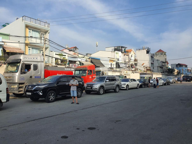 Xe xếp hàng dài từ trong trung tâm đến ngoài đường Huỳnh Tấn Phát. Ảnh: THY NHUNG