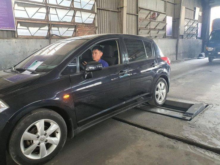Xe đang được kiểm tra vòng quay của bánh. Ảnh: THY NHUNG