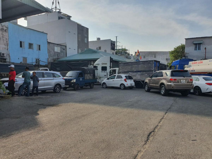 Bên ngoài vẫn rất đông xe chờ tới lượt kiểm định. Ảnh: THY NHUNG