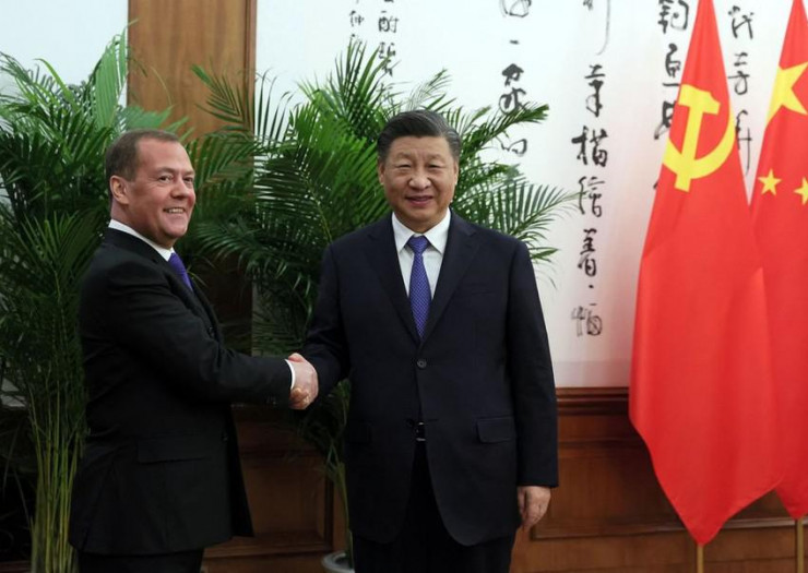 Phó chủ tịch Hội đồng An ninh Nga Dmitry Medvedev (trái) bắt tay Chủ tịch Trung Quốc Tập Cận Bình tại Bắc Kinh ngày 21-12. Ảnh: REUTERS