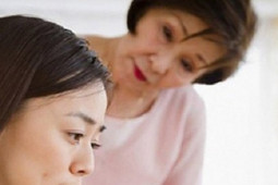 Bạn trẻ - Cuộc sống - Nắm được bí mật của mẹ chồng, con dâu khổ sở vì được bà cưng chiều quá mức