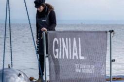 Thế giới - 230 lít rượu gin trị giá gần 1 tỉ VNĐ ngâm dưới hồ bỗng nhiên... "mất tích"