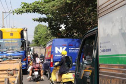 Tin tức trong ngày - Hình ảnh chờ mòn mỏi ở nhiều trung tâm đăng kiểm tại TP HCM