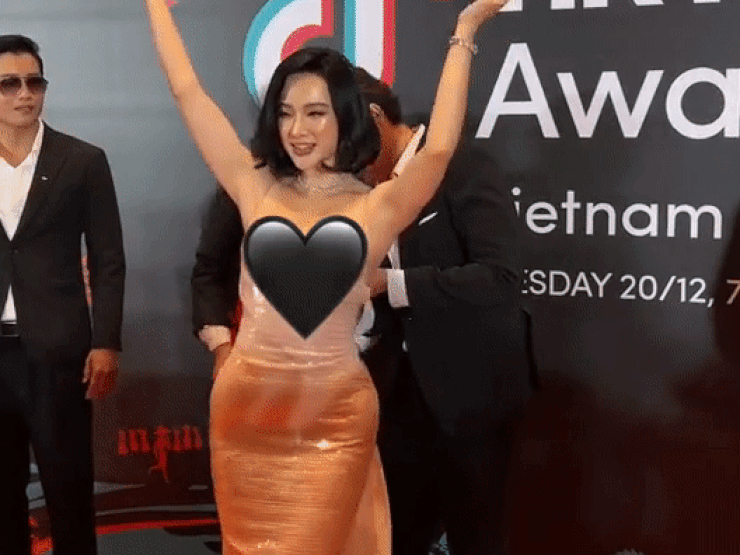 Angela Phương Trinh "thay váy" ngay trên thảm đỏ, dàn vệ sĩ vây quanh bảo vệ gây tranh cãi