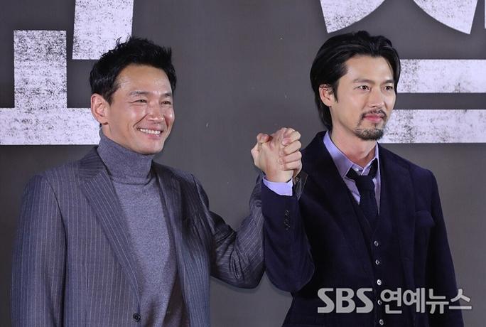 Hyun Bin (phải) và nam diễn viên Hwang Jung-min tại họp báo
