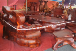 Bộ bàn ghế làm từ gỗ hương đỏ nguyên khối được phát giá 1,6 tỷ đồng