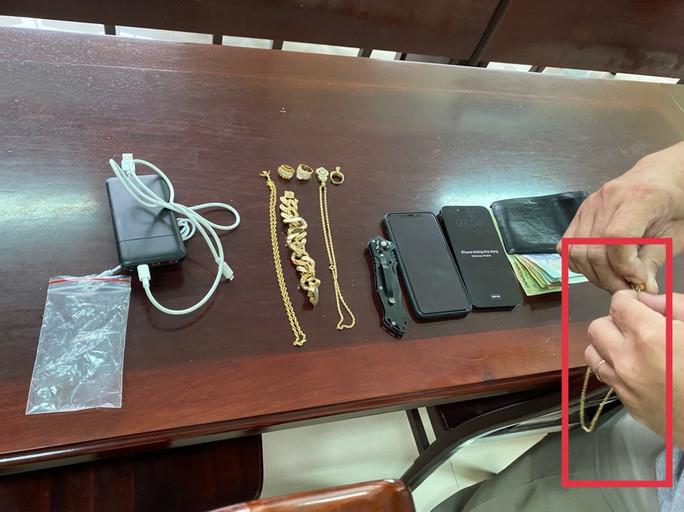 Đối tượng Nguyễn Duy Lộc và tang vật được công an thu giữ. Ảnh: Công an Cần Thơ