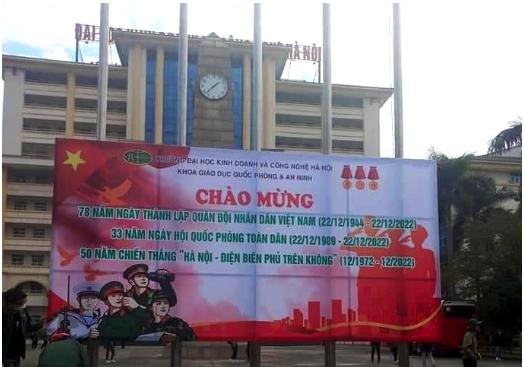 Tấm pano đặt trong khuôn viên Trường Đại học Kinh doanh và Công nghệ Hà Nội tại Từ Sơn (Bắc Ninh) đã được thay trong ngày 20-12 bằng tấm pano mới in hình cờ Việt Nam