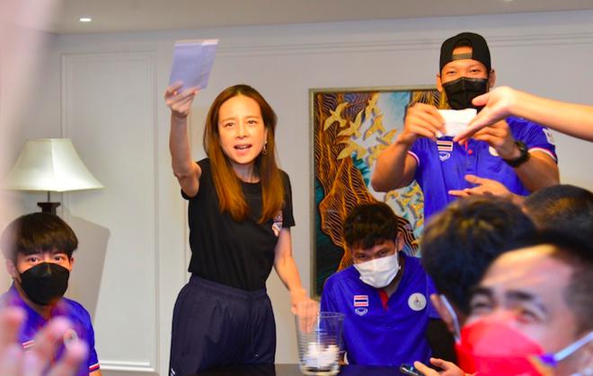 Nữ tỉ phú Madam Pang thưởng 5 triệu baht cho tuyển Thái Lan sau trận thắng Brunei