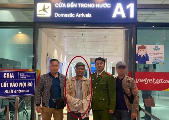 Đối tượng bị truy nã Phạm Đức Thắng (thứ hai từ trái qua)