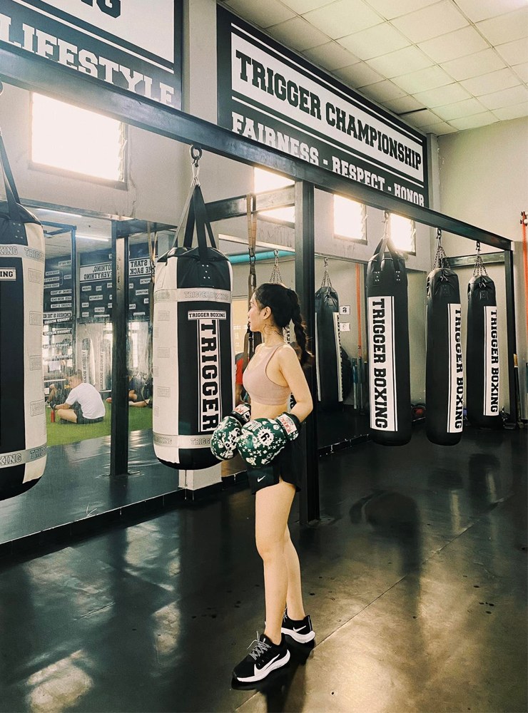 Cô gái Sài thành chẳng những xinh đẹp còn sở hữu vóc dáng quyến rũ nhờ chăm chỉ &#34;độ&#34; đường cong&#34;.
