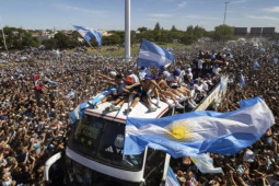Media - VIDEO: Triệu CĐV đón Messi, rước cúp vàng, ĐT Argentina phải nhờ trực thăng "giải cứu"