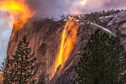 Media - Thác nước "độc nhất" trên thế giới, tuôn trào như dòng nham thạch