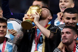 Thế giới - Messi khoác áo choàng đen nâng cúp: Người làm ra chiếc áo tiết lộ điều bất ngờ