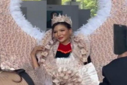 Kinh doanh - Xuất hiện cô gái đeo cả "núi tiền" trên người "gây bão" mạng