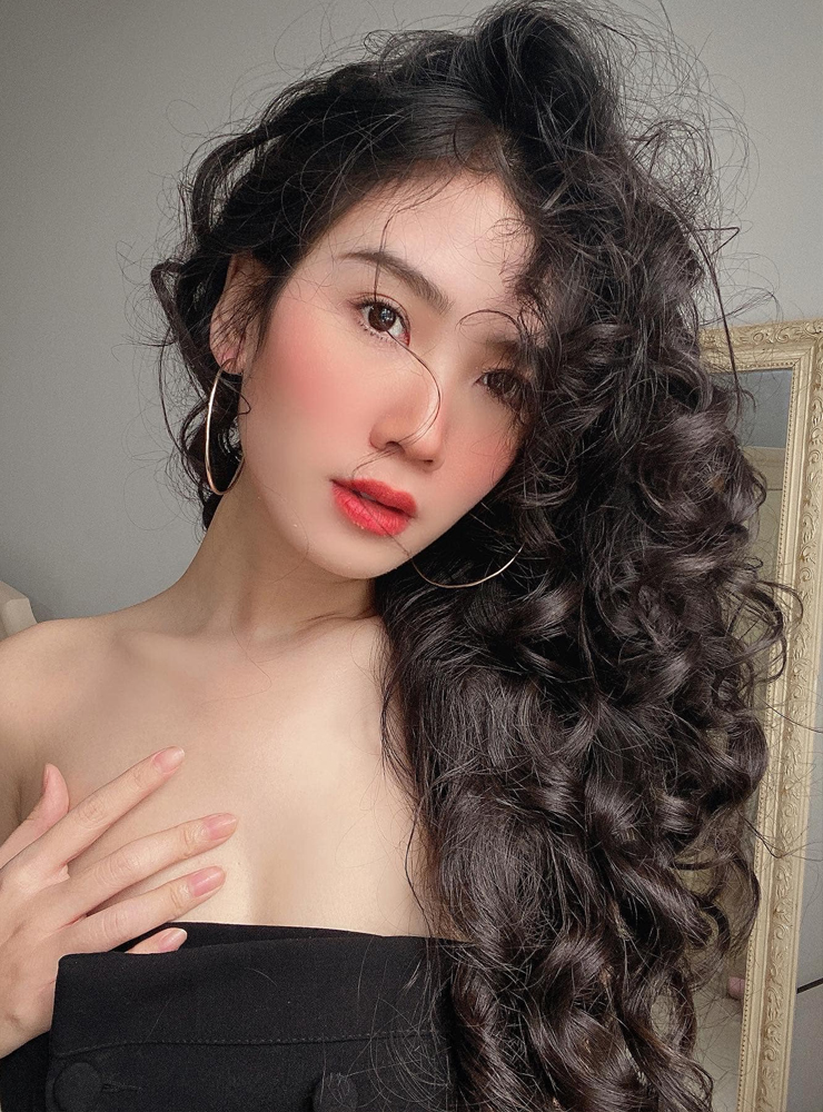 Vân Anh từng được báo Trung Quốc dành hết lời khen ngợi như sau:&nbsp;&#34;Hot girl đến từ Việt Nam sở hữu khí chất và nhan sắc vô cùng xinh đẹp, body nóng bỏng của cô cũng cực kì thu hút. Việt Nam quả là nơi mỹ nữ nhiều như mây trên trời&#34;.
