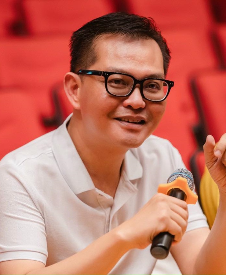 Diễn viên đóng vai ông Tích là Trung Hiếu, anh từng được Nhà nước trao tặng danh hiệu NSND năm 2015. Anh hiện là&nbsp;Giám đốc&nbsp;Nhà hát Kịch Hà Nội.
