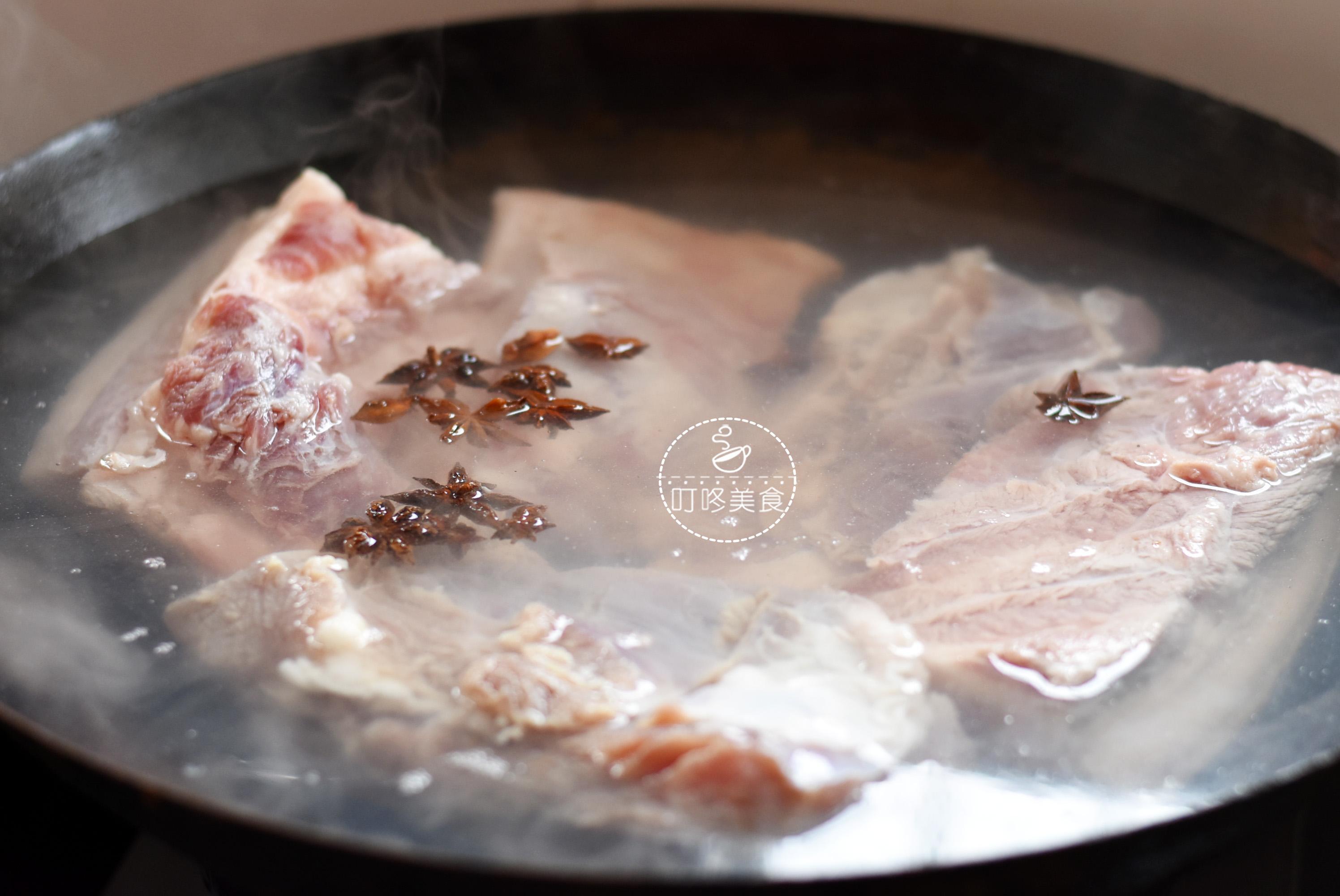 &nbsp;Thịt ba chỉ rửa sạch, cắt miếng dài có chiều rộng khoàng 15cm, cho vào nồi luộc với 1 ít hoa hồi trong 1 tiếng (nấu cho đến khi thịt heo có thể dùng đũa chọc thủng da).