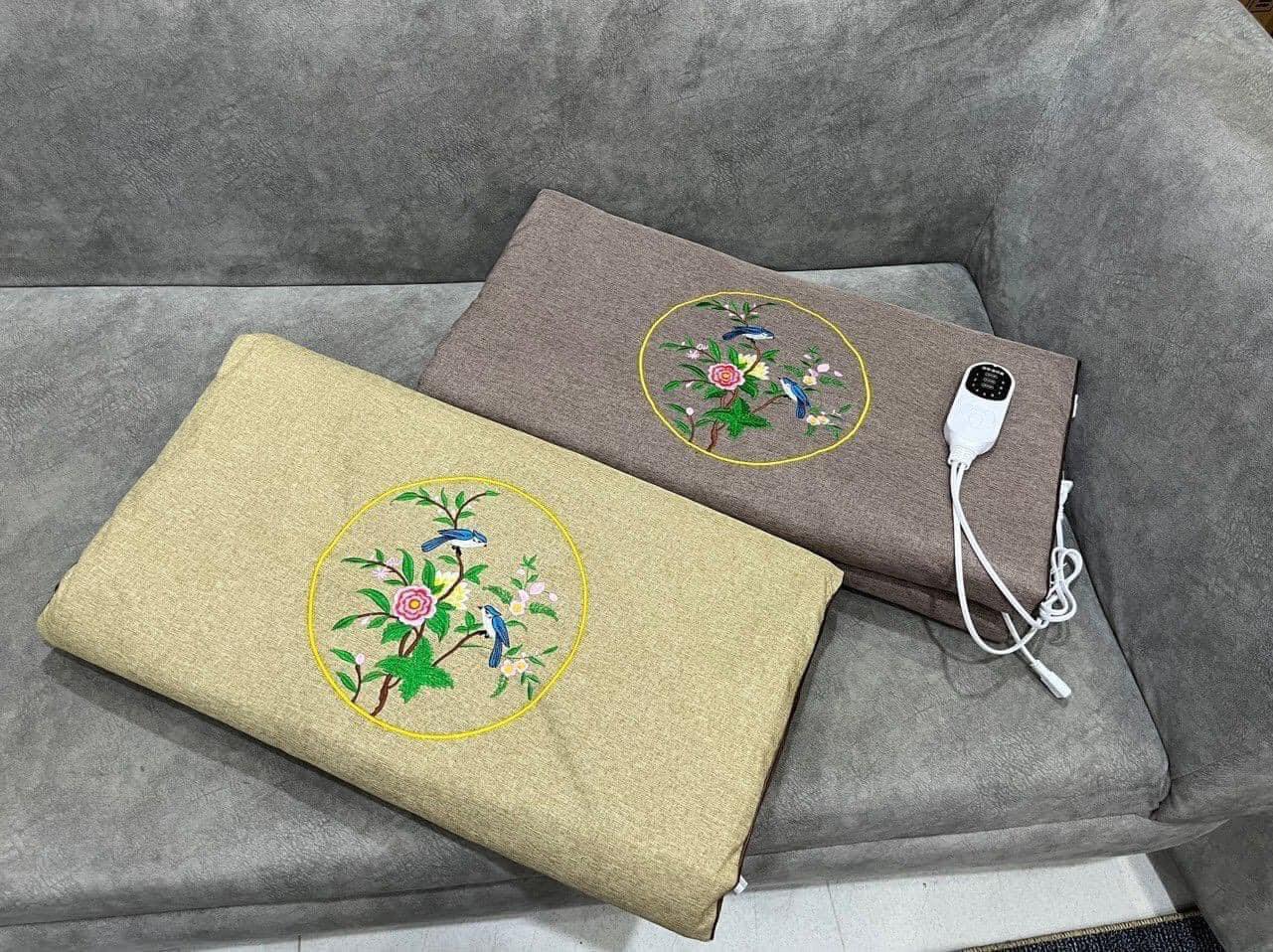 Thảm ngải cứu xuất xứ Trung Quốc được quảng cáo chữa bệnh thần kỳ. Ảnh: Nguyễn Trang.