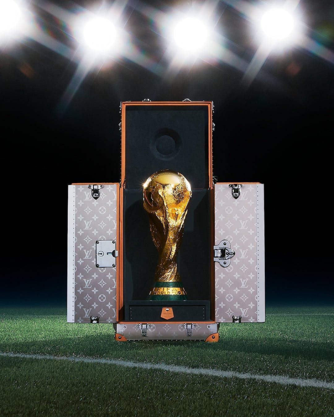 Louis Vuitton khoe cận cảnh rương xịn đựng cúp World cup 2022 - 1