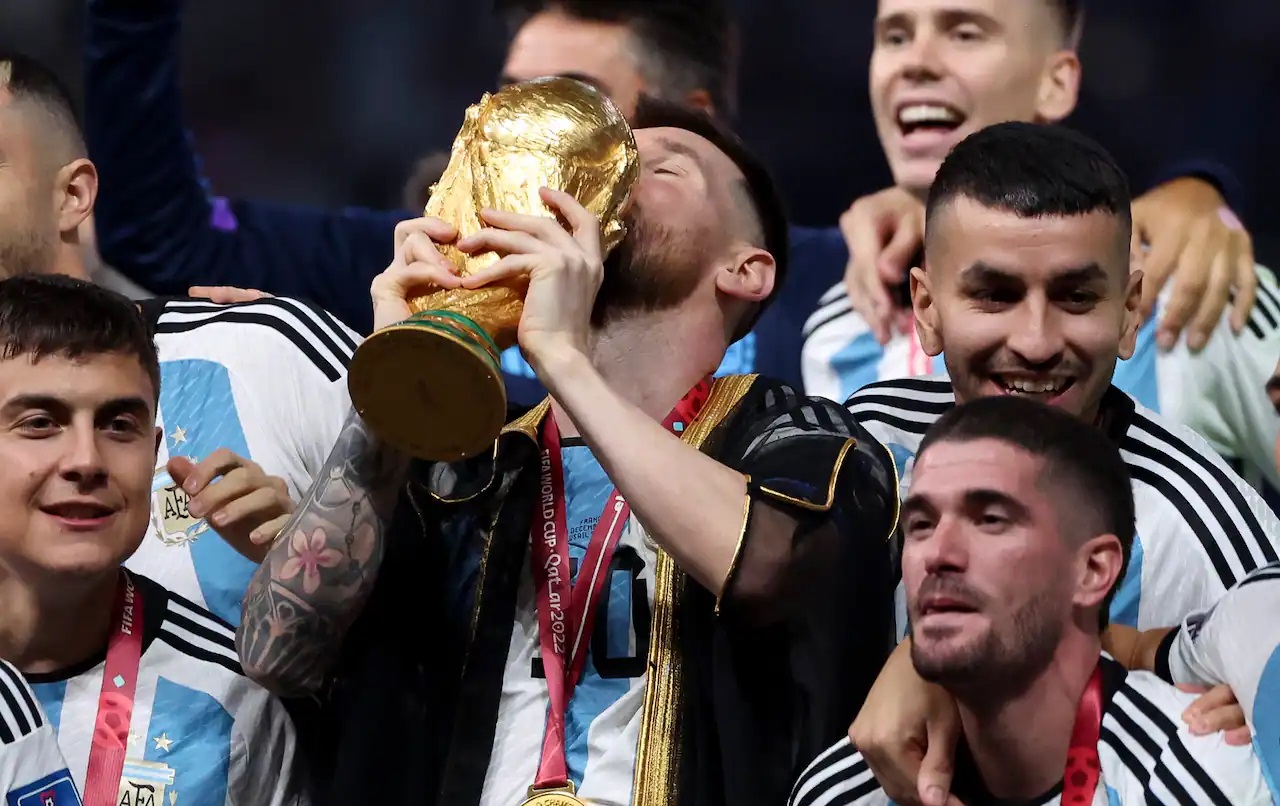 Theo ông Ahmed, chiếc áo "Bisht" của Messi được yêu cầu làm theo chất liệu vải nhẹ và trong suốt. Ảnh: Getty
