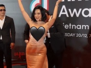 Angela Phương Trinh "thay váy" ngay trên thảm đỏ, dàn vệ sĩ vây quanh bảo vệ gây tranh cãi