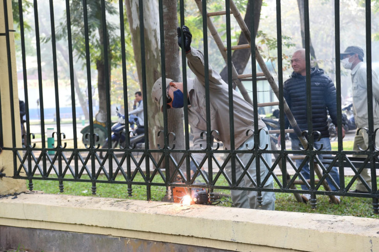 Được biết sau khi hạ rào, phần bê tông phía dưới được giữ lại, chỉnh trang.