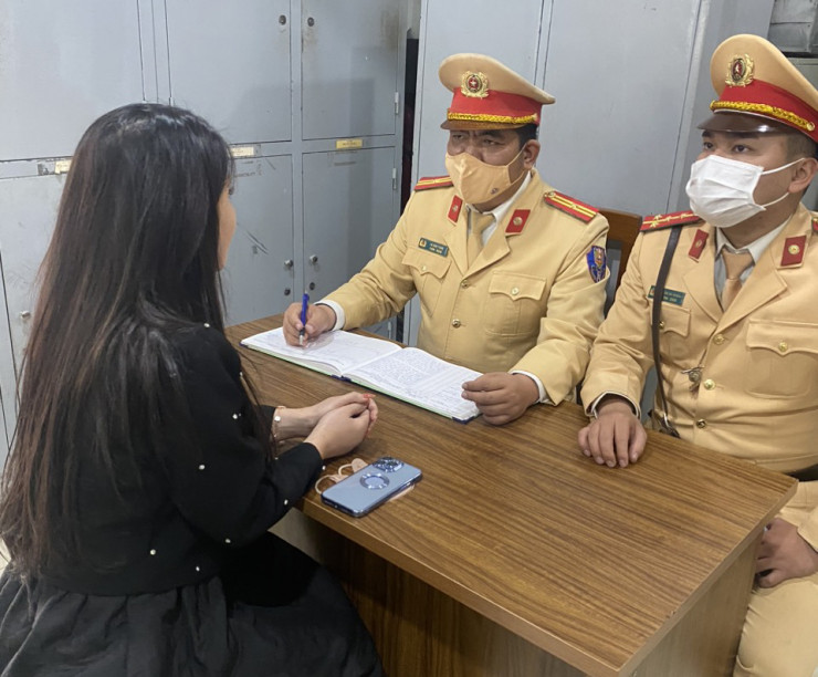 Cơ quan Cảnh sát điều tra đang xem xét xử lý người phụ nữ này về hành vi chống người thi hành công vụ