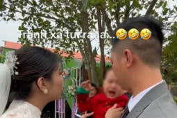 Bạn trẻ - Cuộc sống - Tham dự đám cưới của ba mẹ, bé trai "khóc thét" khi thấy nhan sắc lạ lẫm của cô dâu