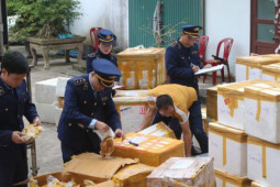 Thị trường - Tiêu dùng - Bắt giữ hơn 6 tấn thịt gà Đông Tảo, giò heo rút xương, dồi sụn đã bốc mùi hôi thối