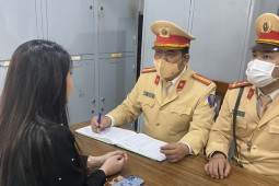 Tin tức trong ngày - Xem xét xử lý hình sự người phụ nữ có hành vi lăng mạ Cảnh sát giao thông