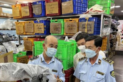 Thị trường - Tiêu dùng - Đột kích chợ buôn bán phụ tùng xe máy lớn nhất phía Nam, phát hiện cả ngàn sản phẩm vi phạm