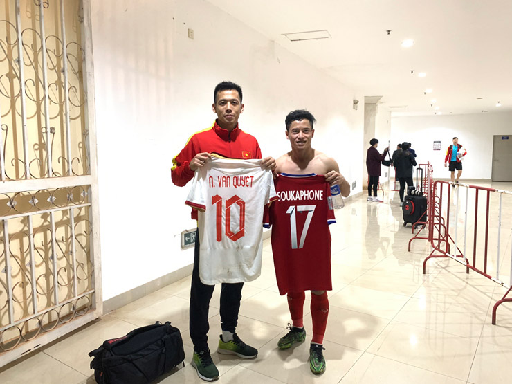 Kết thúc trận đấu giữa ĐT Lào và ĐT Việt Nam tối ngày 21/12 trên sân vận động quốc gia Lào, Vongchiengkham (cầu thủ vẫn hay được ví như Messi của bóng đá Lào) đã chủ động tìm gặp Văn Quyết để xin đổi áo.