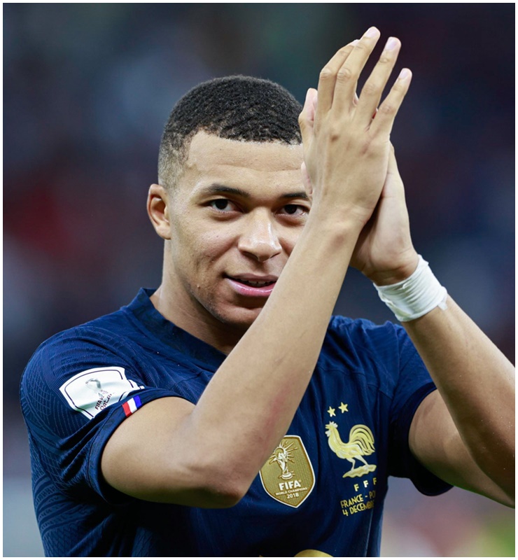 Kylian Mbappe là một trong những cầu thủ chơi ấn tượng nhất tại World Cup 2022 vừa qua. Đội tuyển Pháp thua Argentina trong trận chung kết nhưng cá nhân Kylian Mbappe không thua bất kỳ ai ở mùa giải này kể cả Messi.
