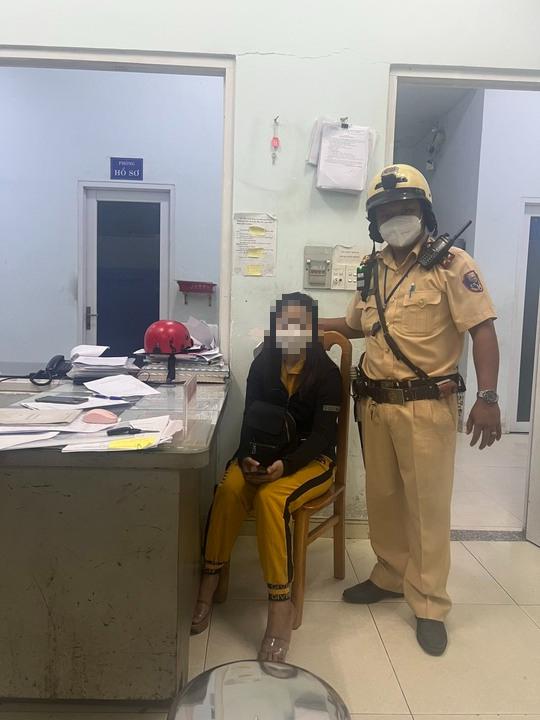 Cô gái được bàn giao lại cho Công an phường An Phú Đông, quận 12.