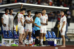 ĐT Việt Nam đại thắng 6 bàn, thầy Park vẫn lo: Quang Hải chấn thương ra sao?