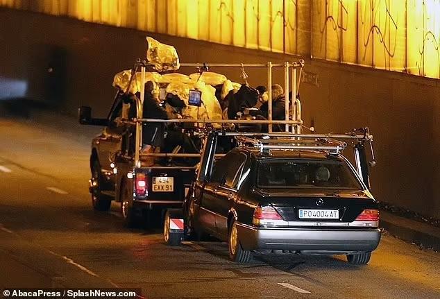 Đoàn phim The Crown quay cảnh xe của Công nương Diana đi trên đường phố Paris trước vụ tai nạn thảm khốc. Ảnh: SplashNews.