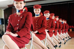 Tiếp viên hàng không phát khổ vì chính những bộ đồng phục quá ôm, bó sát