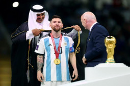 Qatar lên tiếng về việc khoác áo choàng đen cho Messi