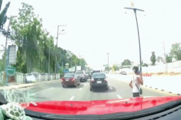 Video: Nghe điện thoại khi sang đường, cô gái bị ô tô hất lên không trung