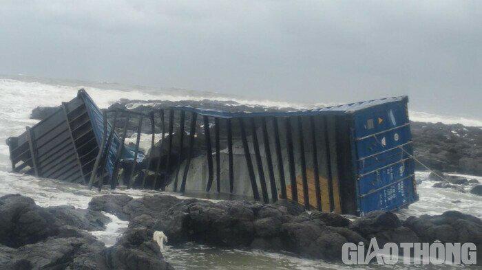 Hiện nay, đã phát hiện 3 container bị sóng đánh trôi dạt vào bờ biển