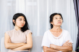 Bạn trẻ - Cuộc sống - Vợ phát cáu khi chồng đưa tiền cho mẹ nhiều gấp 10 lần mình