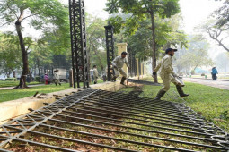 Tin tức trong ngày - Hà Nội bắt đầu hạ rào công viên Thống Nhất