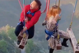 Bạn trẻ - Cuộc sống - Anh chàng sợ độ cao làm nhân viên bảo hộ khu vui chơi mạo hiểm và cái kết “khóc thét”